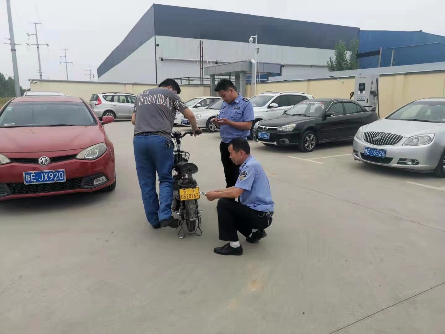 我為群眾辦實(shí)事︱太貼心了！公司門(mén)口就可以辦理電動(dòng)車(chē)上牌