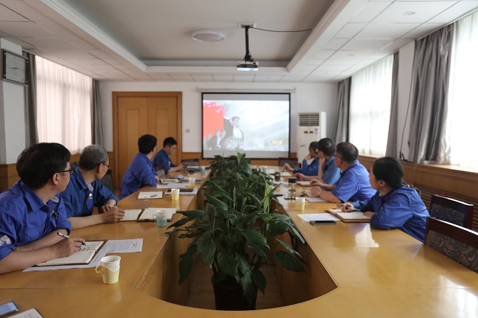 安彩朗朗讀書處,夏木蔭蔭正可人——安彩高科舉辦首期黨史學(xué)習(xí)教育專題讀書班