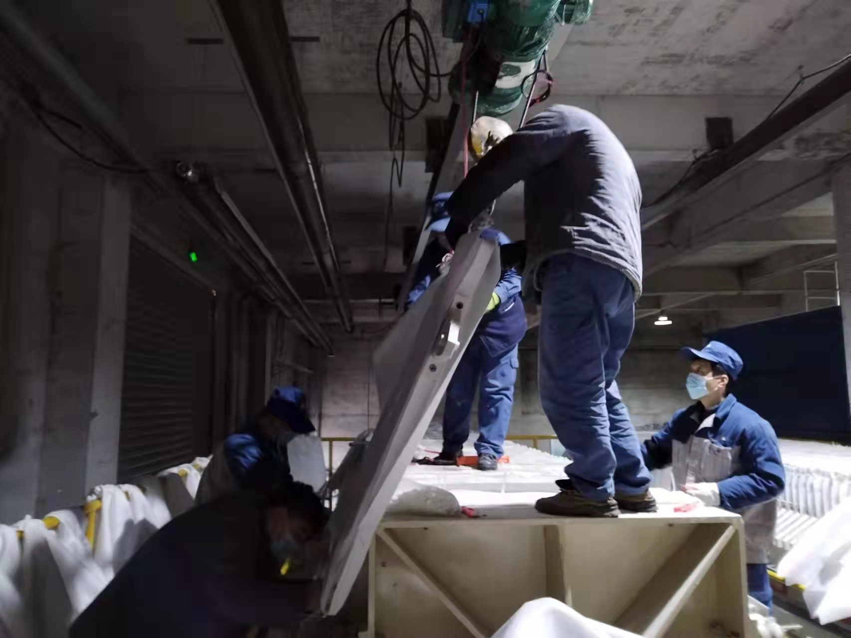 光伏新材料：春寒料峭斗志昂，爭分奪秒換布忙