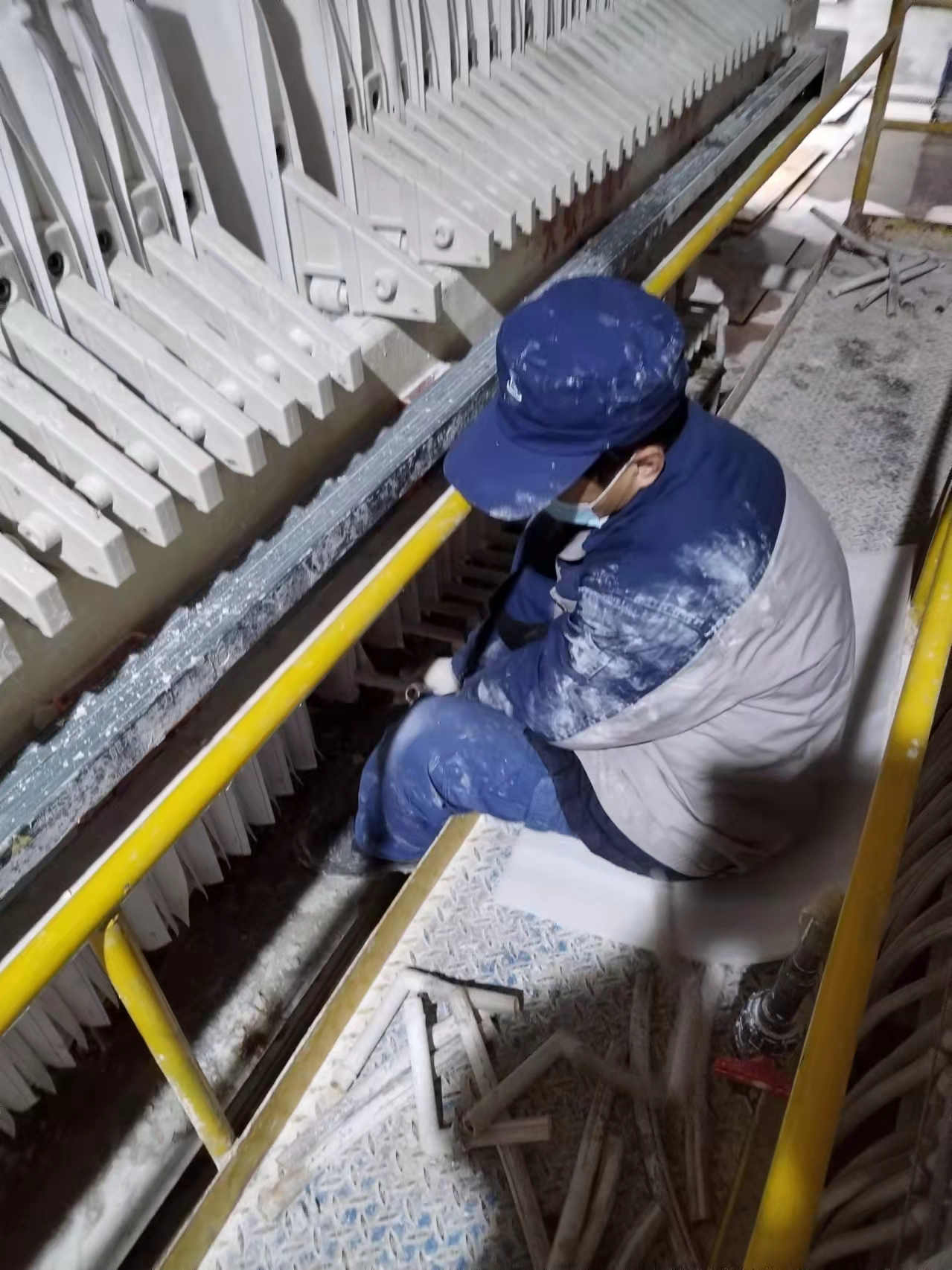 光伏新材料：春寒料峭斗志昂，爭分奪秒換布忙