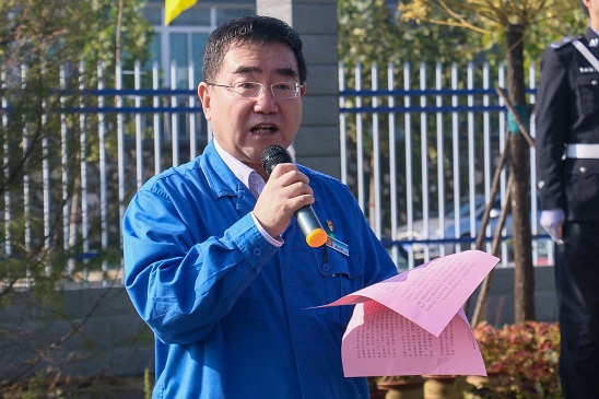 五星紅旗，我愿做你光華中淡淡的一筆——安彩高科舉行 國慶升旗儀式